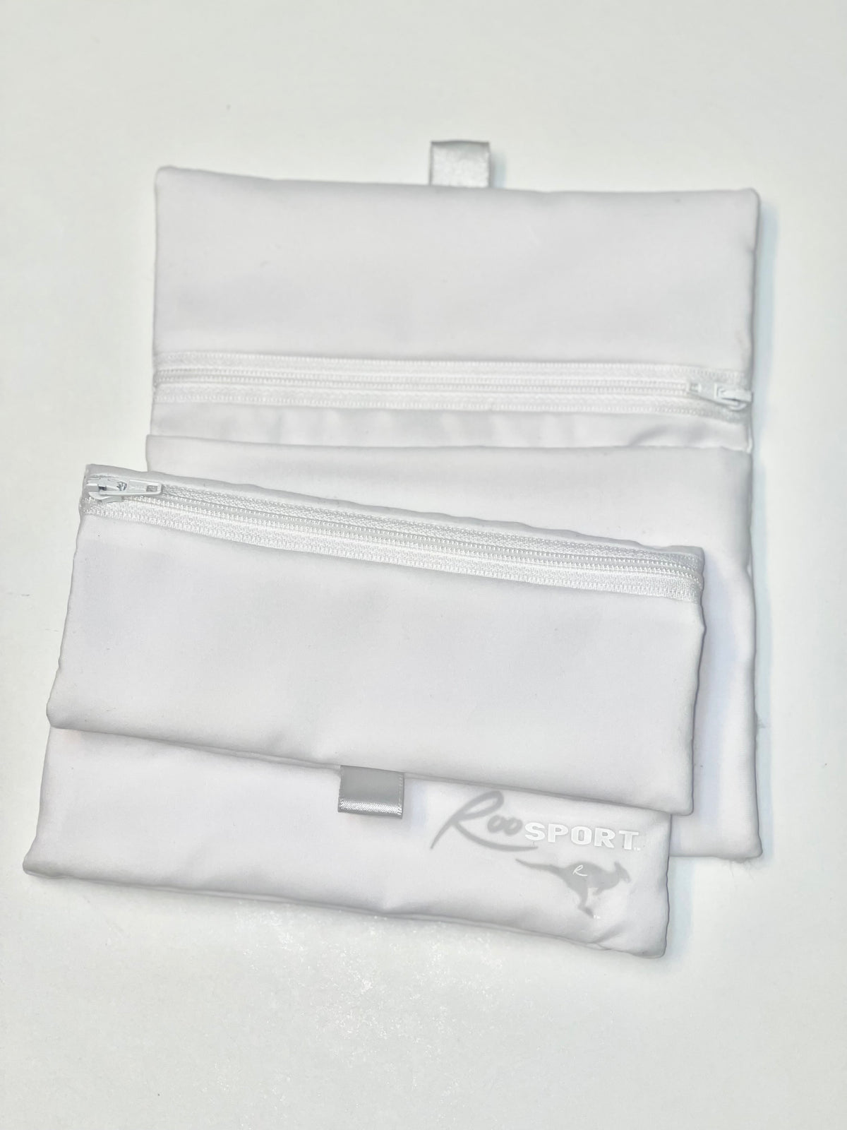 RooSport Small White magnetic pocket, front view